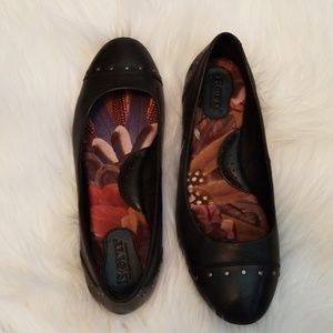 Born black leather ballet flats 7.5